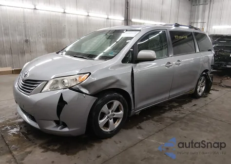 2015 Toyota Sienna Le 8 Passenger z USA, uszkodzony, nr VIN 5TDKK3DC5FS651865